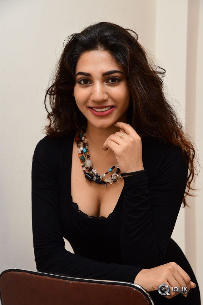 Sonakshi-Singh-Hot-Pics